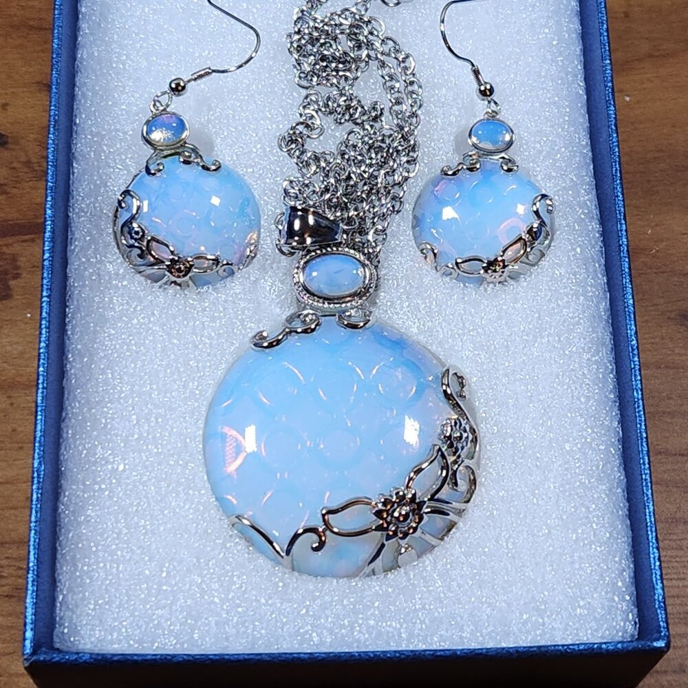 Nwt Womens Large Opalite Moon Necklace & Earrings Silver